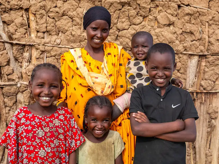 37790 Lokho and her family, Marsabit, Kenya