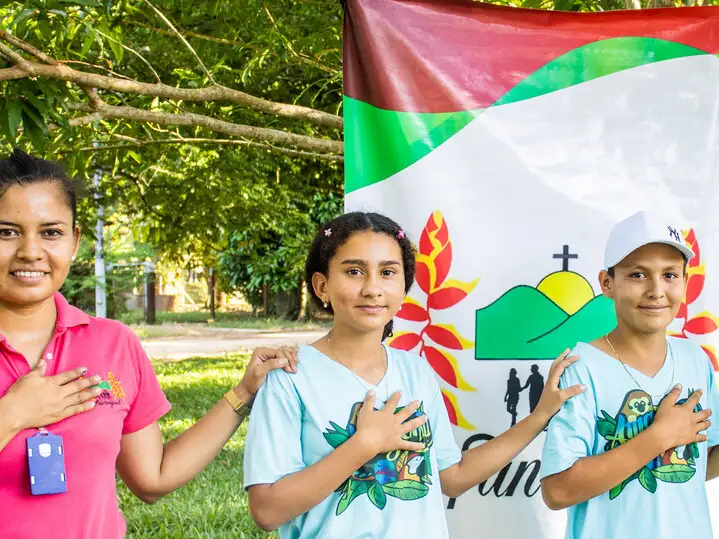 Colombia - FUNVIPAS - Partner Jenny and pupils at FUNVIPAS School for Peace
